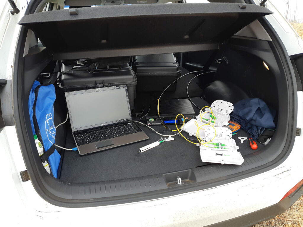 Оперативный контроль показаний ОДТиТ осуществлялся прямо в поле, рабочее место в багажнике